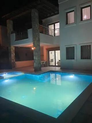 公寓 2-bedroom Flat With A Private Swimming Pool