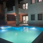 Appartement 2-bedroom Flat With A Private Swimming Pool