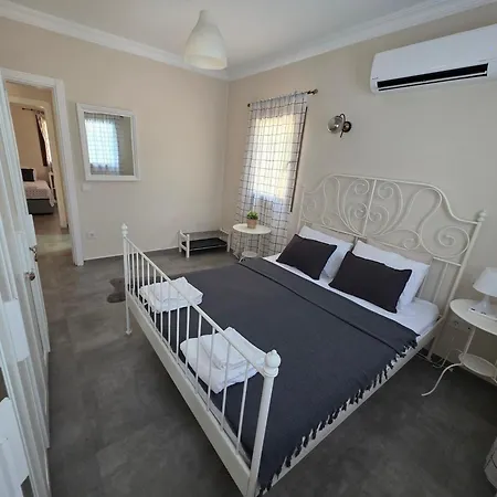 2-bedroom Flat With A Private Swimming Pool Lejlighed